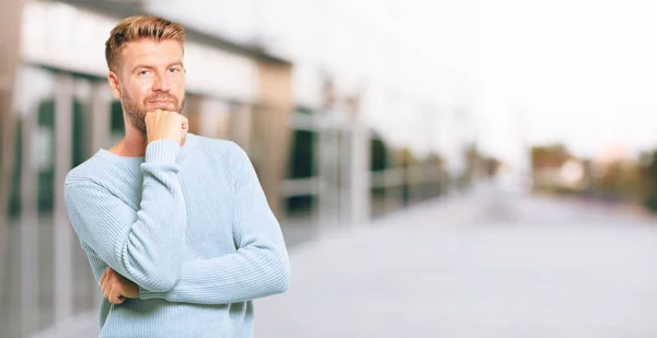 Joven Hombre Rubio Con Una Mirada Orgullosa Segura Feliz Sonriente — Foto de Stock