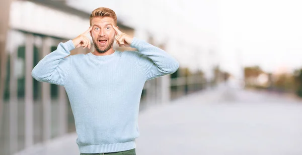 Joven Hombre Rubio Mirando Feliz Sorprendido Sonriendo Pensando Una Nueva —  Fotos de Stock