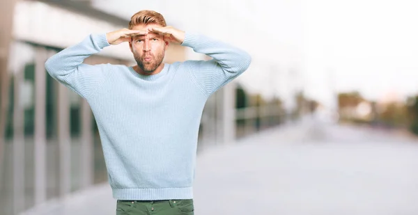 Jonge Blonde Man Die Ver Weg Verte Zoek Naar Een — Stockfoto