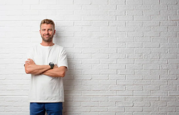 Schöner Blonder Mann Stolz Oder Zufrieden Ausdruck — Stockfoto