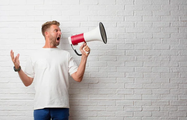 Bonito Loira Homem Gritando Megafone — Fotografia de Stock