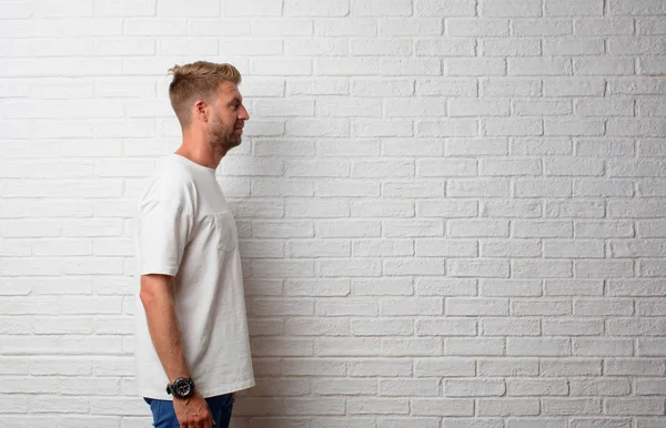 Schöner Blonder Mann Stolz Oder Zufrieden Ausdruck — Stockfoto