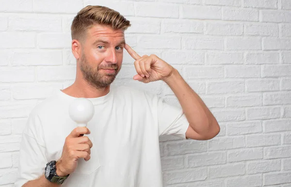 Knappe Blonde Man Denken Tegen Een Muur Van Grunge — Stockfoto