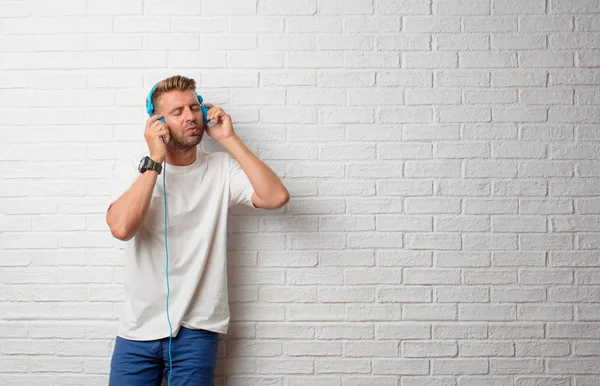 Snygg Blond Man Lyssnar Musik Med Hörlurar — Stockfoto