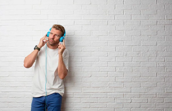 Knappe Blonde Man Luisteren Muziek Met Een Hoofdtelefoon — Stockfoto