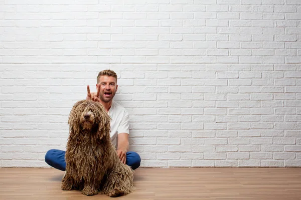 Sarışın Yakışıklı Ile Köpek — Stok fotoğraf