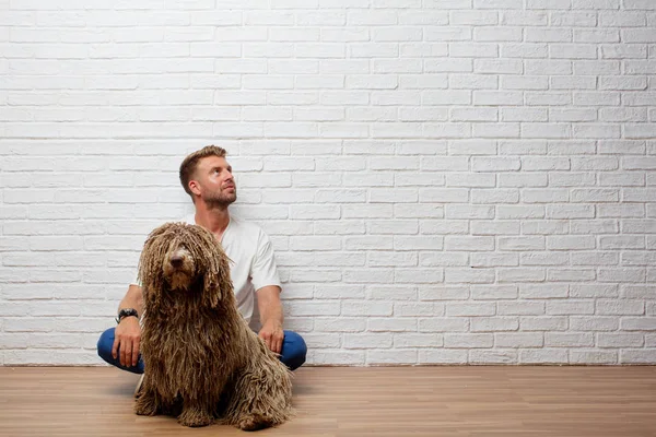 Guapo Rubio Hombre Con Perro — Foto de Stock