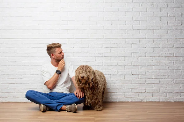 Guapo Rubio Hombre Con Perro — Foto de Stock