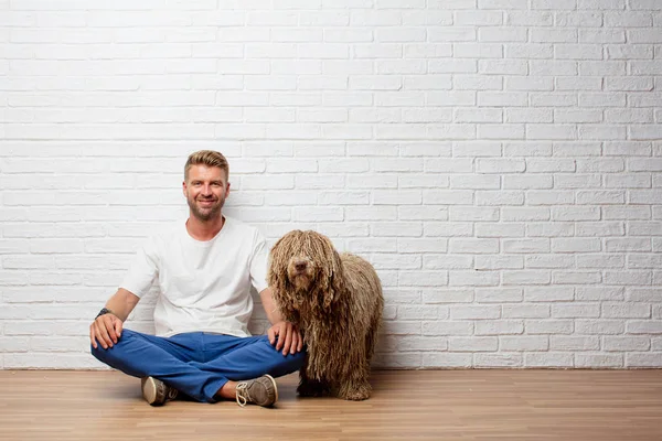 Homem Loiro Bonito Com Cão — Fotografia de Stock