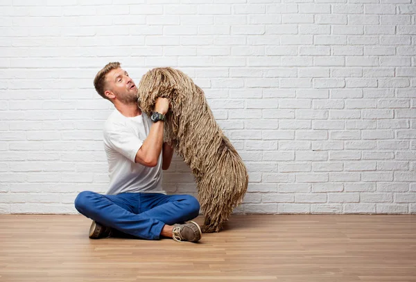 Homem Loiro Bonito Com Cão Brincando Desfrutando — Fotografia de Stock