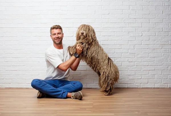 Pria Pirang Tampan Dengan Anjing Bermain Dan Menikmati — Stok Foto