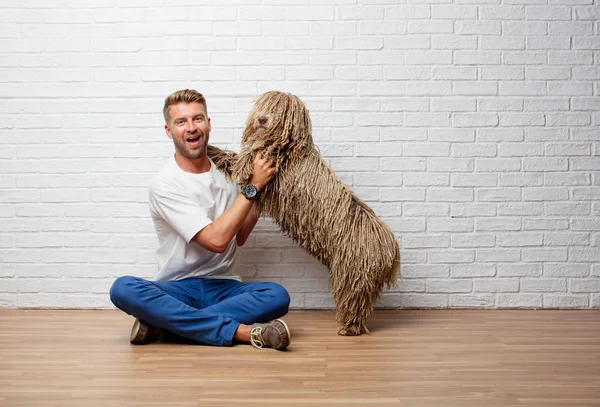 Homem Loiro Bonito Com Cão Brincando Desfrutando — Fotografia de Stock