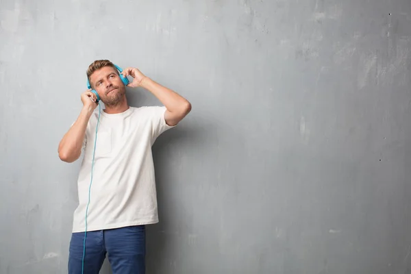 Guapo Hombre Rubio Escuchando Música Con Auriculares —  Fotos de Stock