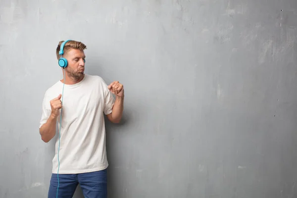 Guapo Hombre Rubio Escuchando Música Con Auriculares —  Fotos de Stock