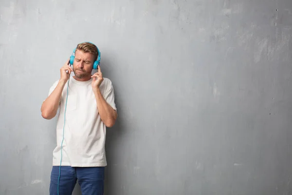 Knappe Blonde Man Luisteren Muziek Met Een Hoofdtelefoon — Stockfoto