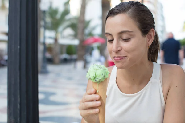 Mooie Jongedame Met Een Ijsje — Stockfoto