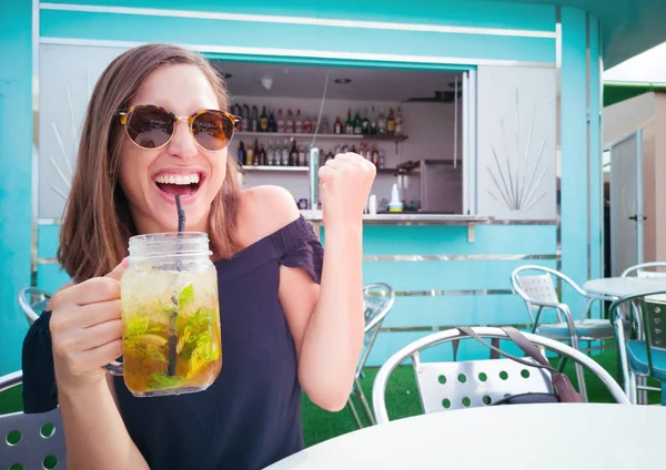 bir restoranda taze mojito kokteyl sahip genç güzel kadın