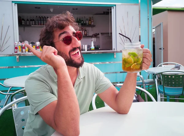 Junger Verrückter Mann Bei Einem Frischen Mojito Cocktail Einem Restaurant — Stockfoto