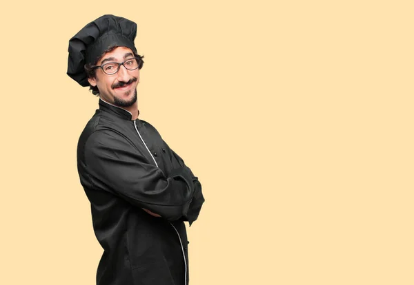 年轻的疯子作为一个厨师站在一旁 带着自豪 满意和快乐的脸 微笑着双臂交叉 侧面或侧面视图 — 图库照片