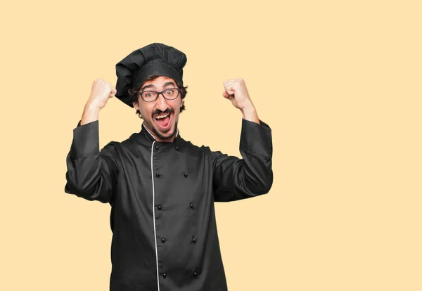 Jovem Louco Como Chef Gesturing Vitória Com Olhar Feliz Orgulhoso — Fotografia de Stock