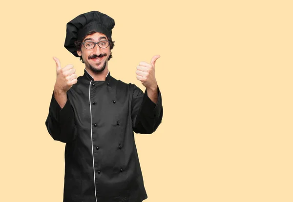 Junger Verrückter Mann Als Koch Mit Zufriedenem Stolzem Und Glücklichem — Stockfoto
