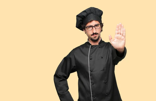 Gek Jongeman Als Een Chef Kok Signaling Stop Met Palm — Stockfoto
