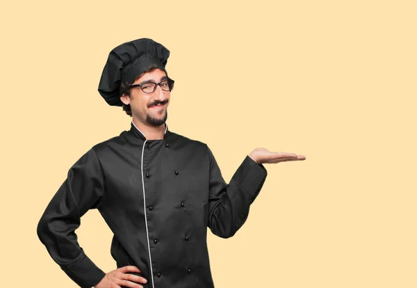 Giovane Pazzo Come Chef Sorridente Con Espressione Soddisfatta Che Mostra — Foto Stock