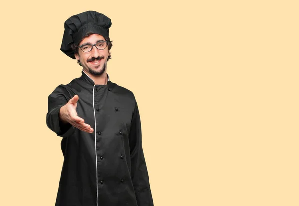 Joven Loco Como Chef Con Una Expresión Sonriente Confiada Orgullosa —  Fotos de Stock