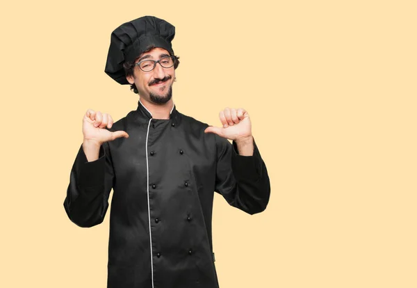 Joven Loco Como Chef Con Una Expresión Orgullosa Feliz Confiada —  Fotos de Stock