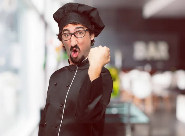 Jovem Louco Como Chef Gesticulando Vitória Com Olhar Feliz Orgulhoso — Fotografia de Stock