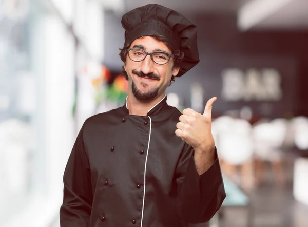 Joven Loco Como Chef Con Una Mirada Satisfecha Orgullosa Feliz — Foto de Stock