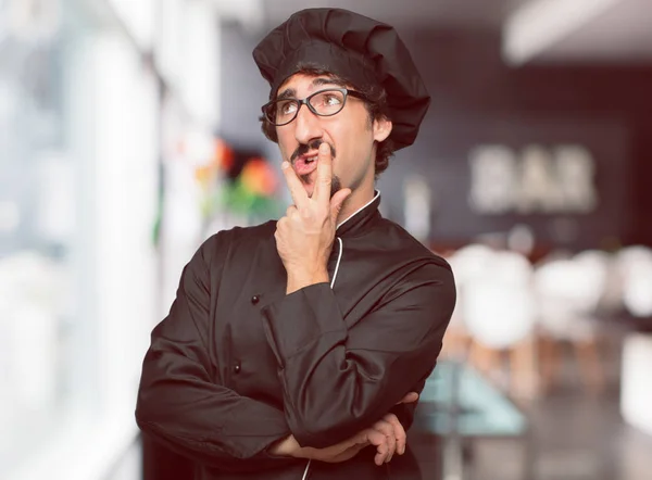 Joven Loco Como Chef Con Una Mirada Confusa Reflexiva Mirando —  Fotos de Stock