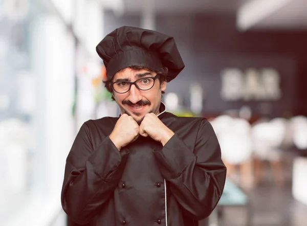 Gek Jongeman Als Een Chef Kok Met Een Beklemtoonde Gebaar — Stockfoto