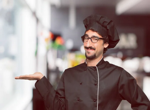 Joven Loco Como Chef Sonriendo Con Una Expresión Satisfecha Mostrando — Foto de Stock