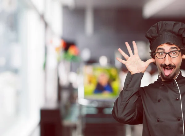 Joven Loco Como Chef Bromeando Sacando Lengua Con Una Expresión — Foto de Stock