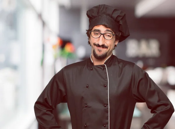 Joven Loco Como Chef Sonriendo Orgullosamente Con Confianza Con Los — Foto de Stock