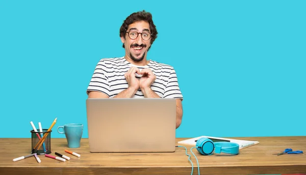 Joven Diseñador Barbudo Sonriendo Luciendo Feliz Enamorado Haciendo Forma Corazón —  Fotos de Stock