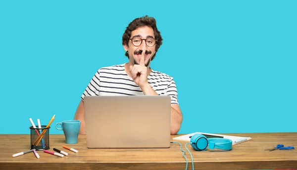 Joven Diseñador Barbudo Sonriendo Con Dedo Índice Delante Boca Solicitando — Foto de Stock