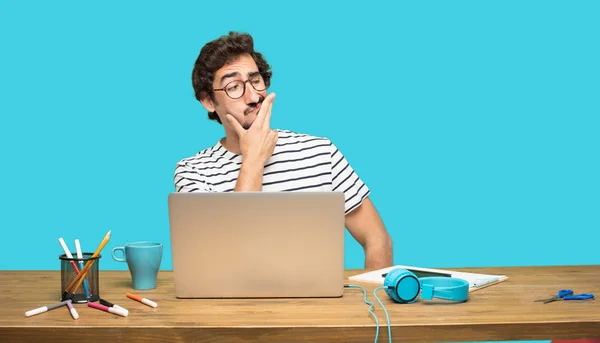 Joven Diseñador Barbudo Con Una Mirada Confusa Reflexiva Mirando Hacia —  Fotos de Stock