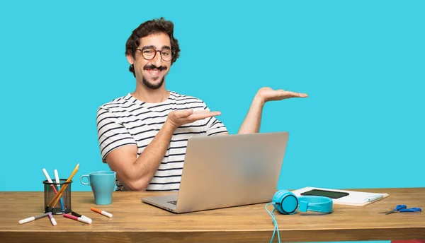 Joven Diseñador Barbudo Sonriendo Con Una Expresión Satisfecha Mostrando Objeto — Foto de Stock