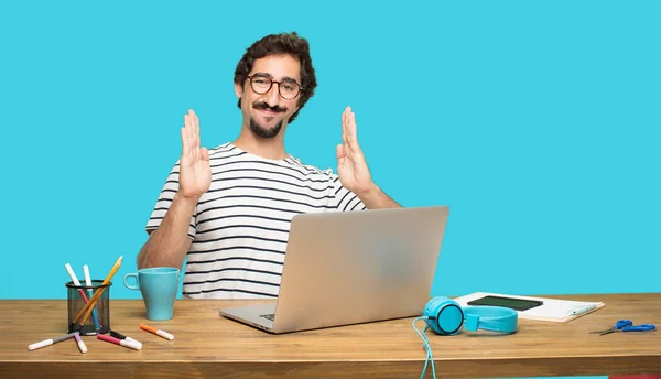 Joven Diseñador Barbudo Sonriendo Con Una Expresión Satisfecha Mostrando Pequeño — Foto de Stock