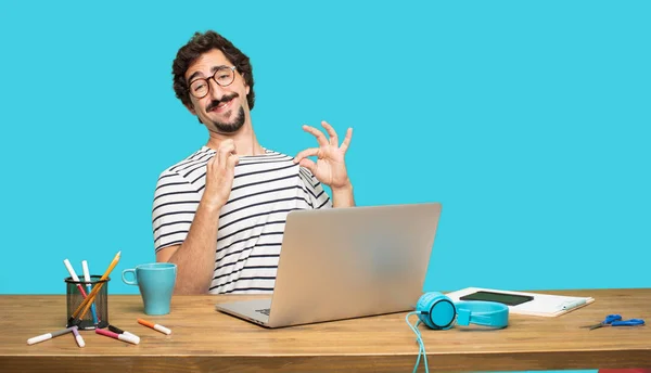 Joven Diseñador Barbudo Sonriendo Con Orgullo Confianza Con Las Manos —  Fotos de Stock