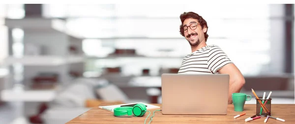 Joven Diseñador Barbudo Con Una Mirada Orgullosa Satisfecha Feliz Con — Foto de Stock