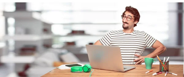 Joven Diseñador Barbudo Con Una Expresión Orgullosa Feliz Confiada Aceptando — Foto de Stock