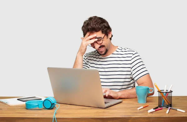 Jovem Designer Gráfico Barbudo Com Laptop Feliz Perceber Algumas Boas — Fotografia de Stock
