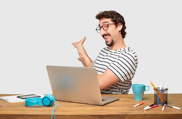 Jong Gebaard Grafisch Ontwerper Met Een Laptop Glimlachend Met Een — Stockfoto