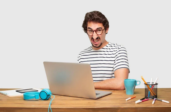 Jovem Designer Gráfico Barbudo Com Laptop Olhando Com Raiva Infeliz — Fotografia de Stock
