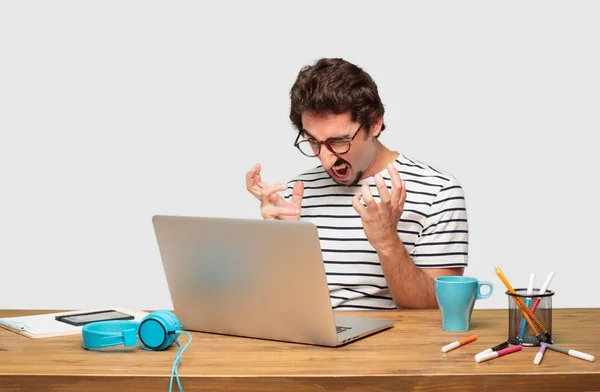 Jovem Designer Gráfico Barbudo Com Laptop Olhando Com Raiva Infeliz — Fotografia de Stock