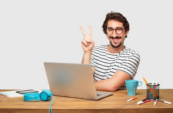 Junger Bärtiger Grafiker Mit Einem Laptop Der Lächelt Und Zufrieden — Stockfoto