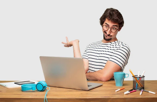 Jovem Designer Gráfico Barbudo Com Laptop Com Olhar Quizzical Confuso — Fotografia de Stock